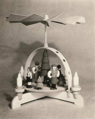 Spanbogenpyramide mit gedrehten Deckenfiguren, neue Gestaltung : Spanbogenpyramide mit gedrehten Deckenfiguren, neue Gestaltung, Staatliche Spielwaren-, Fach- und Gewerbeschule Grünhainichen