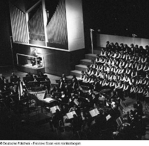 Neuer Chor Dresden, Kinder- und Jugendchor sowie Knabenchor Dresden unter Chorleiter Manfred Winter. Konzert mit dem Staatlichen Sinfonieorchester Pirna im Kulturpalast Dresden (Moderatorin Traute Richter), 25.05.1975