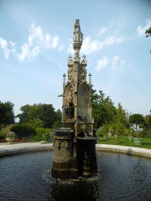 Potsdam: Park Babelsberg mit Städtebrunnen vor dem Schloß