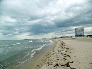 Rostock: Hotel Neptun in Warnemünde (re.)
