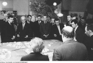 Besuche verschiedener ausländischer Gäste: Leningrader Parteidelegation, finnische und schwedische Kommunalpolitiker, Konsulat der CSSR mit Konsul Katzer, Französische Parlamentarier zu Besuch in der Mahn- und Gedenkstätte für die Opfer des Nationalsozialismus im Hinrichtungshof des ehemaligen Landgerichts, Treffen der Bürgermeister der Partnerstädte, Filmdelegation aus den Vereinigten Arabischen Emiraten (VAR) bei Oberbürgermeister Gerhard Schill, September 1962 - Juni 1964