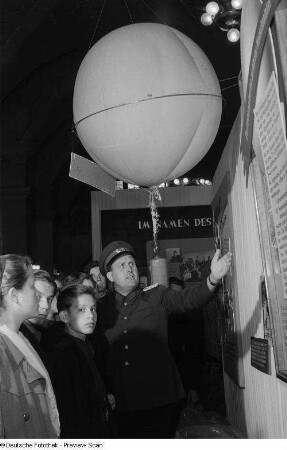 Ausstellungsbesucher während einer Führung