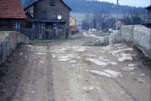 Fahrbahn der Steinbogenbrücke; Kalksteine