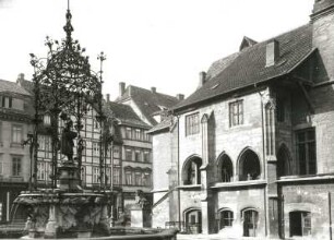 Göttingen, Gänseliesel-Brunnen : Göttingen. Gänseliesel-Brunnen und Rathaus