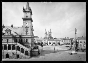 Mährisch Neustadt (Unikov/Tschechische Republik). Hauptplatz mit Rathaus und Mariensäule. Im Hintergrund die Doppeltürme der Pfarrkirche
