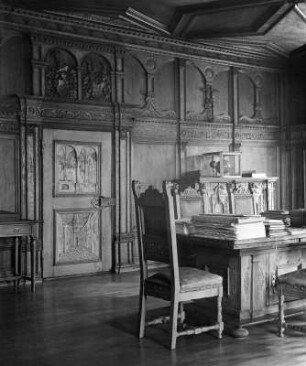 Östliche Tür mit Relief-Türfelden : Östliche Tür mit Relief-Türfelden. Holz, geschnitzt (1539). Syrgenstein (Markt Heimenkirch), Schloss, 2. Obergeschoss, Bibliothek