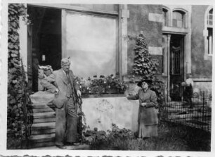 Dresden-Striesen, Borsbergstraße 11. Die Bildhauerin Etha Richter mit ihrem Mann Hans am Treppenaufgang zu ihrem Atelier
