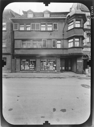 Schmalkalden, Stiller Gasse. Wohnhaus mit Laden. Straßenfront