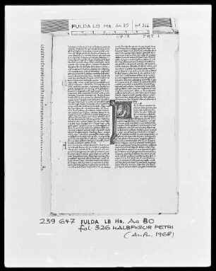 Biblia Latina — Initiale P (etrus apostolus), darin Halbfigur Petri, Folio 326recto