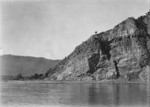 Gebirgslandschaft : Gewässerblick auf eine Gebirgslandschaft.