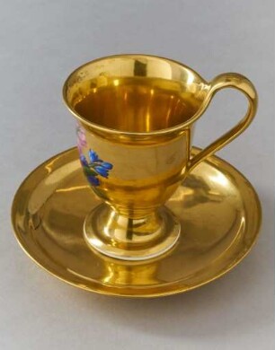Vergoldete Tasse mit Bemalung mit Untertasse