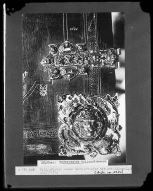 Teilaufnahme eines Bucheinbandes mit Metallbeschlägen