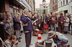 Hindenburgstraße 49: Stolpersteinverlegung für Hans Wöltje am 28. September 2010: Künstler Gunter Demnig verlegt Stolperstein, dahinter mittig Kreiskulturreferent Johannes Spallek bei seiner Ansprache