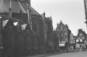 Straßenansicht von Amsterdam : Blick auf die Oude Kerk (Alte Kirche) und andere Gebäude in Amsterdam
