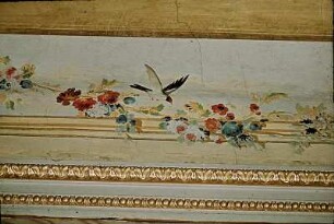 Voute: architektonische Scheinöffnungen mit Blumengehängen und Vögeln