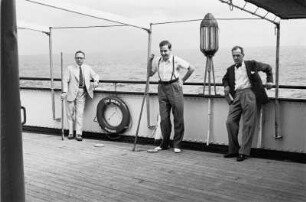 Bordleben Cap Arcona. Passagiere auf dem Oberdeck während eines Shuffleboard-Spiels