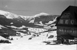 Schneepkoppe: Blick auf die Koppe, Vordergrund Baude; von der Stufenseite