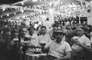 Bordleben Milwaukee. Bordfest. Festsaal mit Gruppe von Biertrinkern
