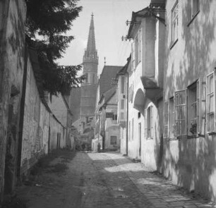 Gasse in Steyr : Kleine Nebenstraße und Wohngebäude in Steyr mit Blick auf den Kirchturm der Stadtpfarrkirche Steyr.