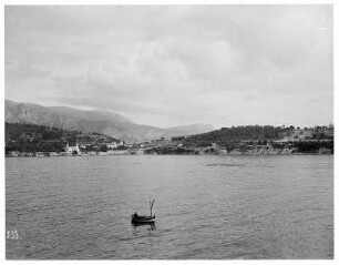 Villefranche/ Frankreich: Blick von der See. Blick vom Schiff auf Bucht mit Villefranche,