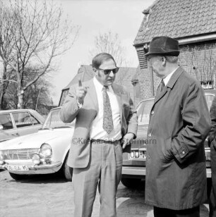Großensee: Amtsfeuerwehrfest des Amtes Lütjensee: Bürgermeister Helmut Friedrich im Gespräch mit Amtsvorsteher Alfred Rughase: hinten Häuser und parkende Pkws