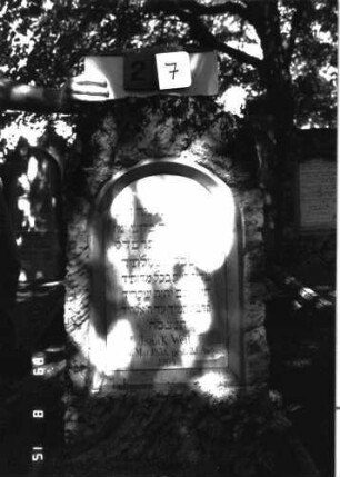 Grabstein 27 (Index: 100105265) Material: Muschelkalk, weiße Marmorplatte Zustand: gut Maße HxBxT: 103x58x27 cm Beschreibung: Stele, rustica, Segmentbogenabschluß, Schriftplatte: Grabstein 27