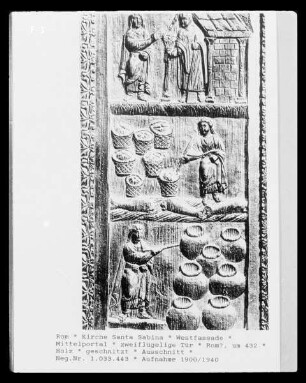 Holztür mit der Gegenüberstellung von Szenen aus dem Leben von Moses und Christus — Heilung des Blinden & Brotvermehrung & Das Wunder zu Kana