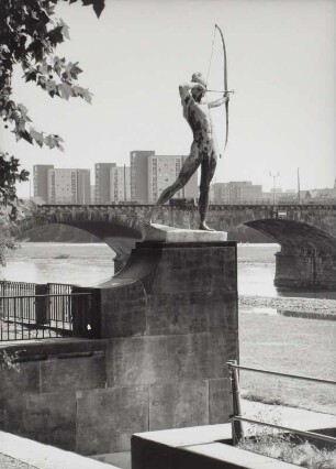 Bogenschütze : Blick über den Bogenschützen (1895/1902; E. M. Geyger) gegen Albertbrücke und Hochhäuser Käthe-Kollwitz-Ufer