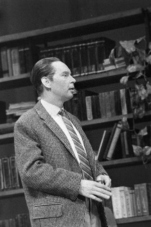 Szenenbilder aus "Das elfte Gebot", Schauspiel von Lajos Mesterházy (Regie: Helfried Schöbe l/ Horst Schönemann, Ausstattung: Dieter Berge). Maxim-Gorki-Theater Berlin, 02.04.1962 (Premiere am 04.04.1962) : Mit Albert Hetterle (Schriftsteller), Sabine Krug (Marika), Walter Jupé (Zoltán), Monika Lennartz (Márta), Horst Westphal (Joska), Alfred Müller (Lehrer), Ruth Langer (Karola), Kurt Böwe (Bürgermeister), Helga Raumer (Frau Kadacz), Erich Mirek (Meszaros) u. a.