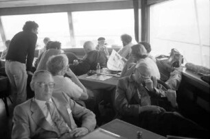 31. Tagung 1981 (29.6.-3.7.) Mediziner; Gruppe der Nobelpreisträger bei der Verabschiedung vor dem Schloss: Schlafend Baron Dées de Sterio und Friedrich A. v. Hayek