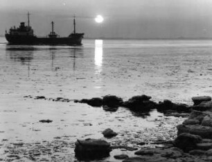 Impression. Die Unterelbe im Winter. Ein Frachtschiff läuft gen Nordsee