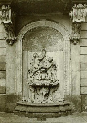 Dresden. Coselpalais. Delphinbrunnen : Dresden. Coselpalais. Delphinbrunnen, Wandbrunnen im Innenhof