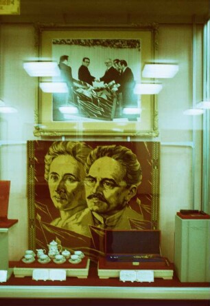 Vitrine mit den Portraits von Rosa Luxemburg und Karl Liebknecht im Museumskomplex Freundschaftsausstellung (Museum der Freundschaft)