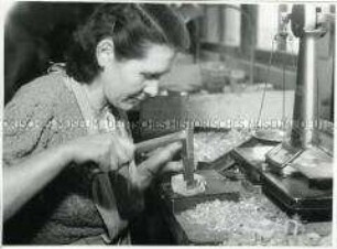 Zerlegen des Glases zum Anfertigen von Presslingen, Carl Zeiss Jena