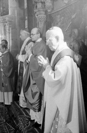 Freiburg: Gebet vor dem Altar, Monsignore Mestri