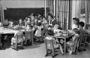 Freiburg: Kindergarten der evangelischen Paulusgemeinde; Kinder im Aufenthaltsraum an Tischen