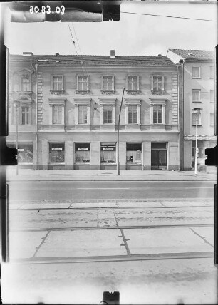 Potsdam, Friedrich-Ebert-Straße 117. Wohnhaus mit Läden. Straßenfront