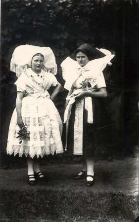 Festtracht und Patin aus Burg : Kleidung - niedersorbische Tracht. Ort: Bórkowy / Burg-Spreewald. links: Festtracht, rechts: Patin
