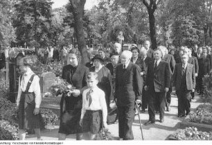 Gerhard Dietze, Ingenieur und Nationalpreisträger der DDR, Beerdigung von Magnus Dedek, Erna Berger, Weltmeister Eberhard Luther, Walter Otto, Emaillegussformer, Juni-August 1955