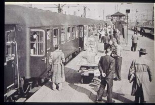 Reisende am Bahnsteig