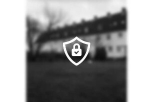 Drosselweg: Wohnblock der Gemeinnützigen Wohnstättengenossenschaft eG Bad Oldesloe: davor Grünanlage mit Hecken und Büschen