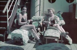 Bordleben auf dem Passagierschiff MS Milwaukee. Zwei Frau beim Sonnenbad in Liegestühlen