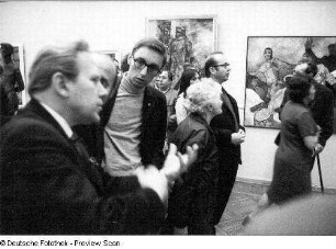Dresden-Altstadt. Albertinum. VII. Kunstausstellung der DDR, 05.10.1972-25.03.1973, Raum mit Ausstellungsbesuchern