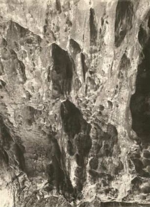 Elbsandsteingebirge. Sächsische Schweiz. Sandsteinverwitterung: Sandnesterhorizonte