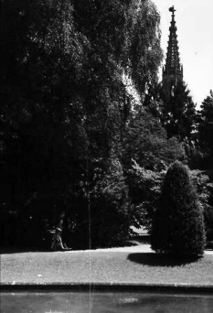 Bühl: Park mit Springbrunnen; mit Kirchturm (Stadtkirche)