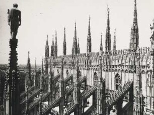 Mailand. Italien. Der Mailänder Dom, erbaut 1386 - 1813 im gotischen bzw. barocken-neugotischen Stil. Schlussweihe 1572. Auf dem begehbaren Dach des Domes. Blick in Richtung der Fassade des Kirchenschiffes mit ihren Fialen und Skulpturen