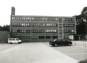 Markersbach, Annaberger Straße 79a. Thomas-Münzer-Schule. Ansicht über den Parkplatz