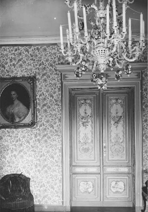 Frühstückszimmer mit Bildnis der Carola, Königin von Sachsen : Strehlen, Frühstückzimmer Parterre, nach dem Garten zu, mit Portrait der Carola, Königin von Sachsen, geb. Prinzessin Wasa-Holstein-Gottorp