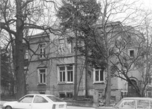 Dresden-Neustadt, Radeberger Straße 32. Mietvilla (um 1895). Straßenansicht mit Einfriedung