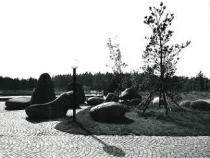 Hansjakob, Gottfried; München - Oberschleißheim, Oberwiesenfeld; Olympiagelände Oberwiesenfeld und Wettbewerb Olympia-Schießanlage Oberschleißheim - Olympia-Schießanlage, Außenterrasse, Findling-Gruppe und Beleuchtung